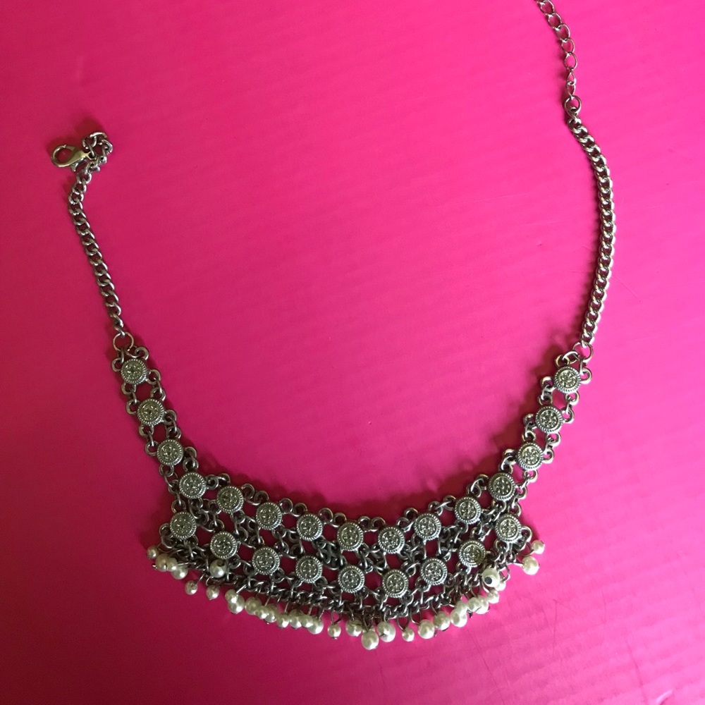 Fashionable chocker .